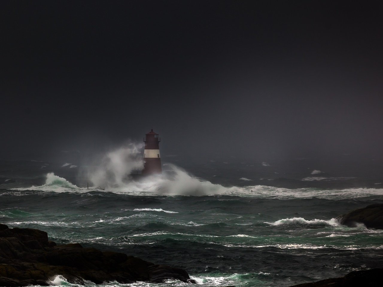 Обои камни, берег, волны, море, маяк, океан, шторм, stones, shore, wave, sea, lighthouse, the ocean, storm разрешение 2048x1340 Загрузить