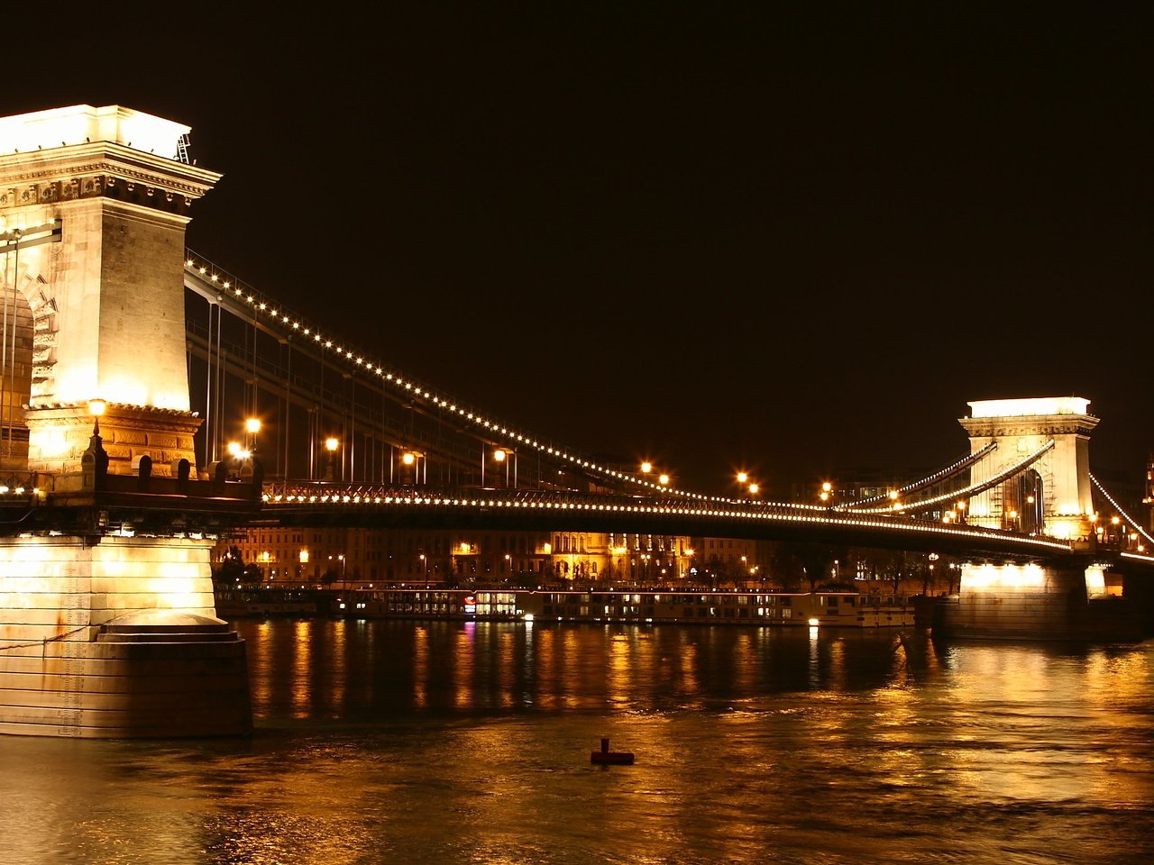 Обои ночь, огни, река, венгрия, будапешт, дунай, цепной мост, night, lights, river, hungary, budapest, the danube, chain bridge разрешение 3861x1642 Загрузить