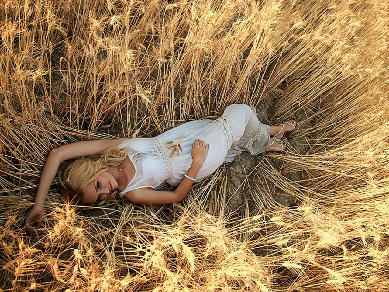 Обои девушка, поле, лето, лежит, пшеница, girl, field, summer, lies, wheat разрешение 1920x1200 Загрузить