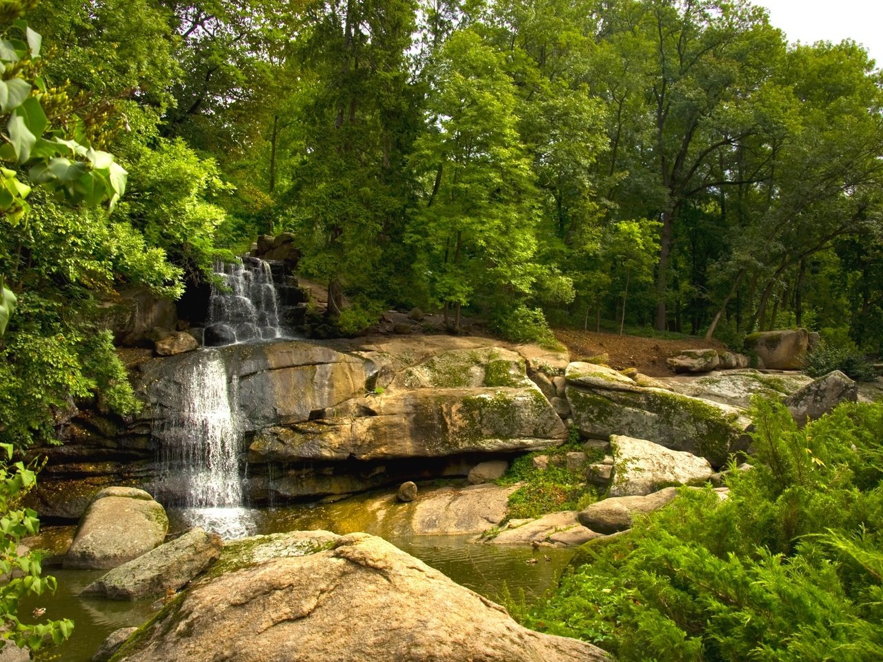 Обои деревья, вода, камни, парк, водопад, поток, trees, water, stones, park, waterfall, stream разрешение 2400x1565 Загрузить