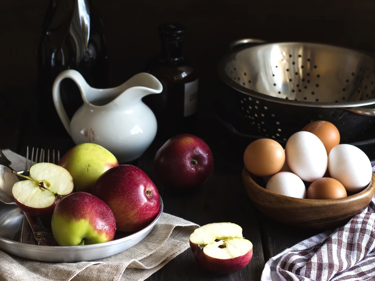 Обои яблоки, яйца, кувшин, натюрморт, apples, eggs, pitcher, still life разрешение 2400x1481 Загрузить