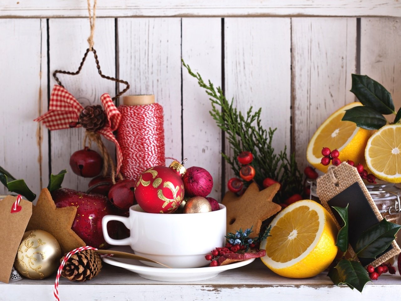 Обои лимон, игрушки, шишка, праздник, натюрморт, нитки, падуб, lemon, toys, bump, holiday, still life, thread, holly разрешение 1920x1251 Загрузить