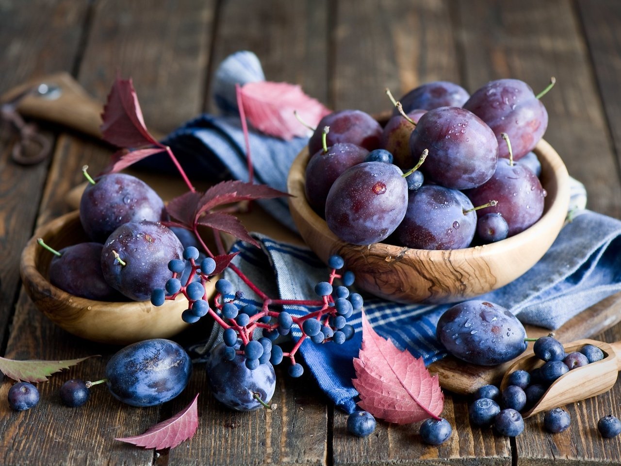 Обои фрукты, стол, ягоды, черника, натюрморт, миска, слива, fruit, table, berries, blueberries, still life, bowl, drain разрешение 2000x1331 Загрузить