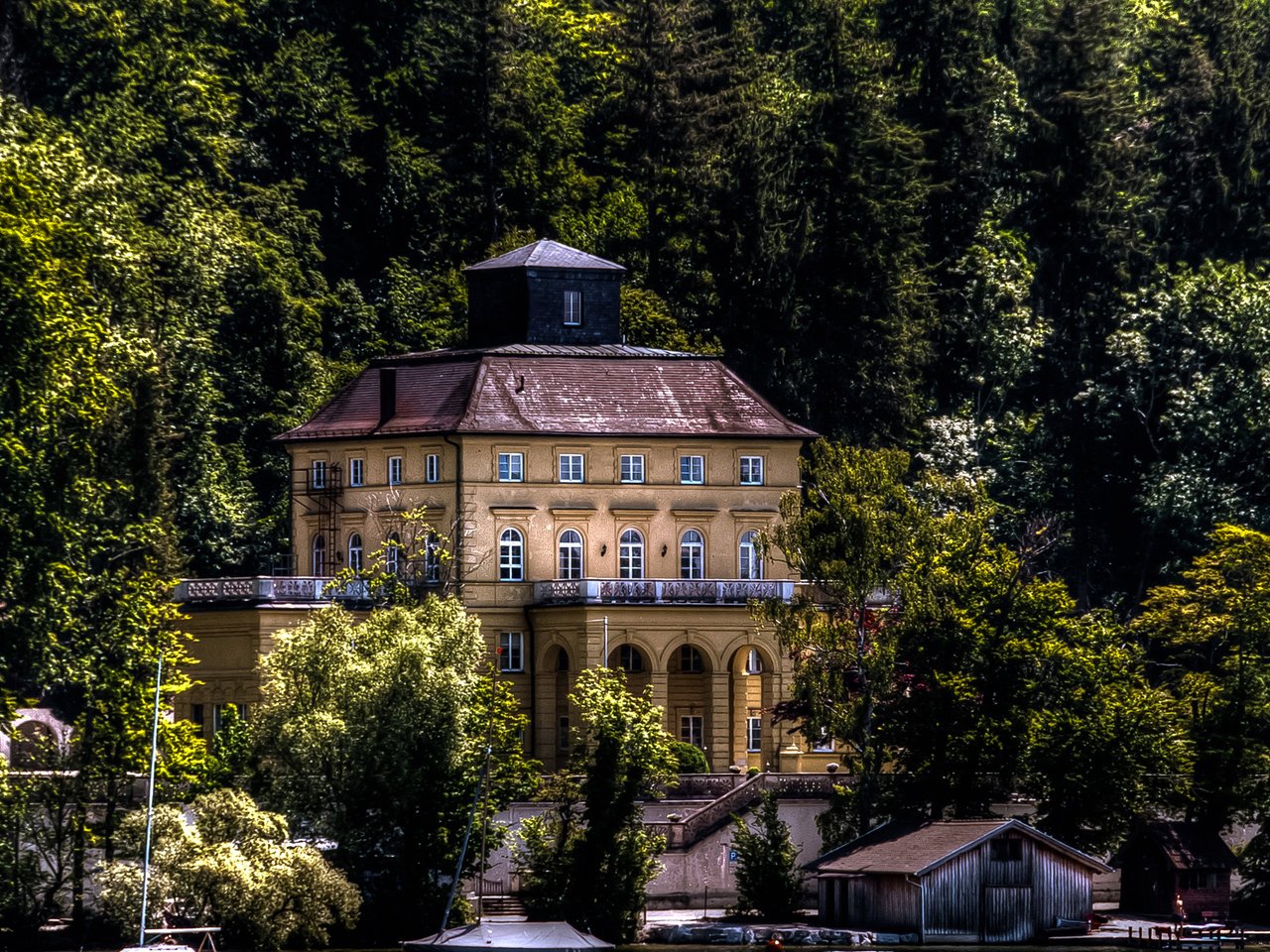 Обои деревья, лес, замок, германия, бавария, allmannshausen, trees, forest, castle, germany, bayern разрешение 2360x1400 Загрузить