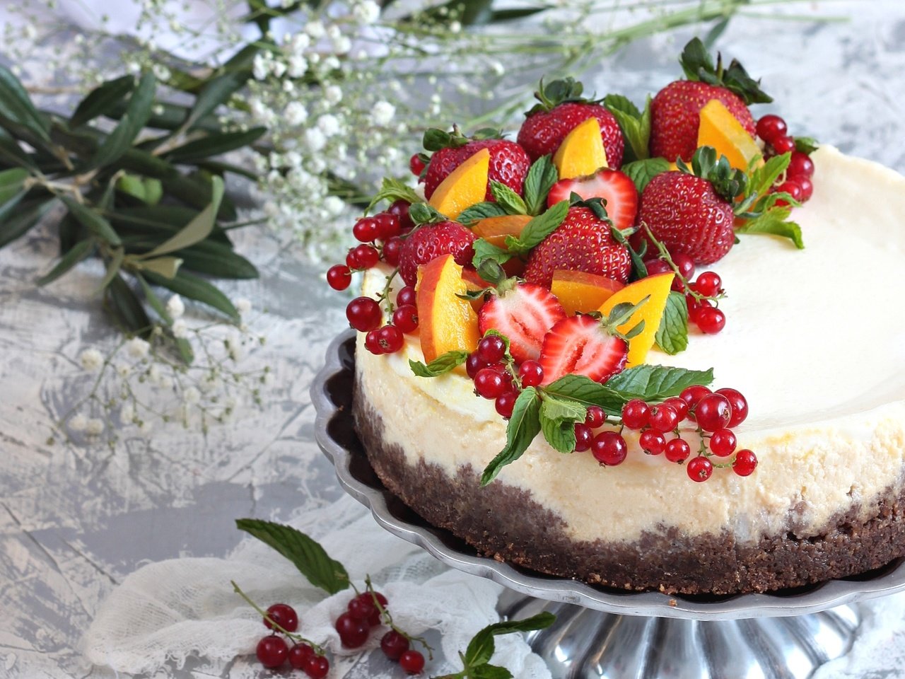 Обои клубника, ягоды, торт, смородина, strawberry, berries, cake, currants разрешение 2100x1415 Загрузить