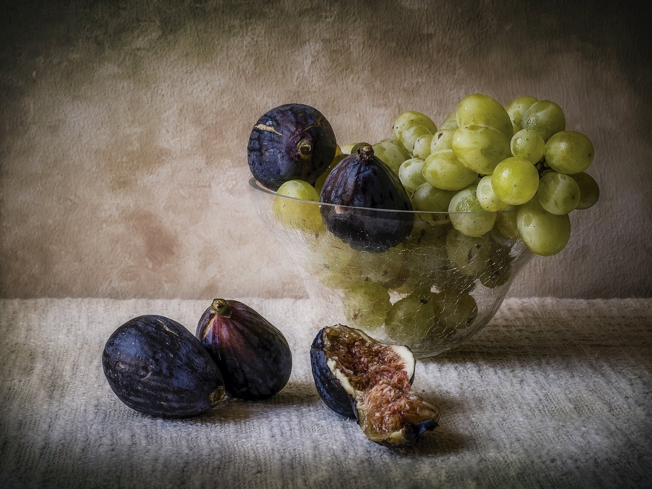 Обои виноград, фрукты, ваза, натюрморт, инжир, grapes, fruit, vase, still life, figs разрешение 2880x1920 Загрузить