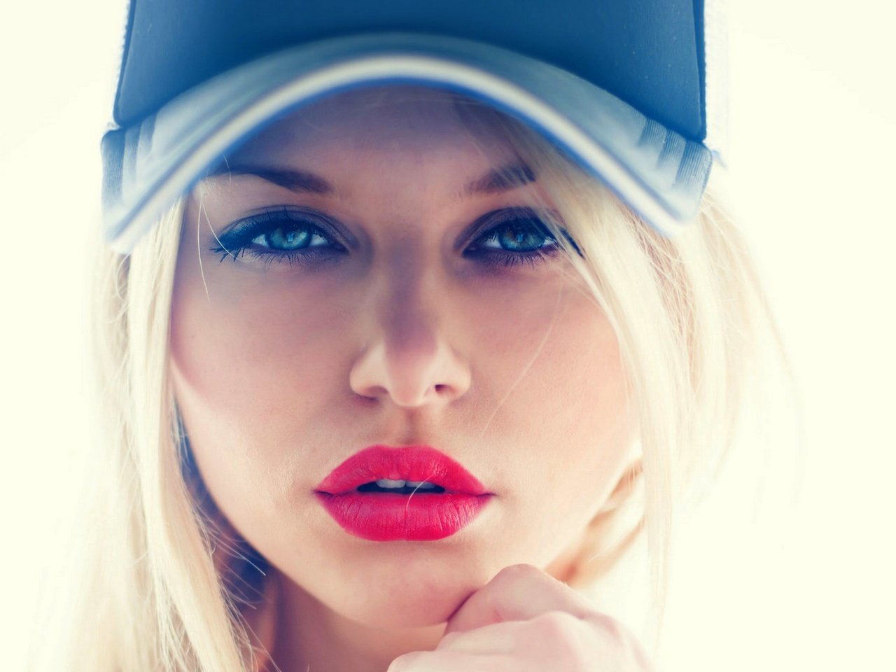 Обои девушка, блондинка, взгляд, губы, лицо, кепка, girl, blonde, look, lips, face, cap разрешение 2126x1704 Загрузить