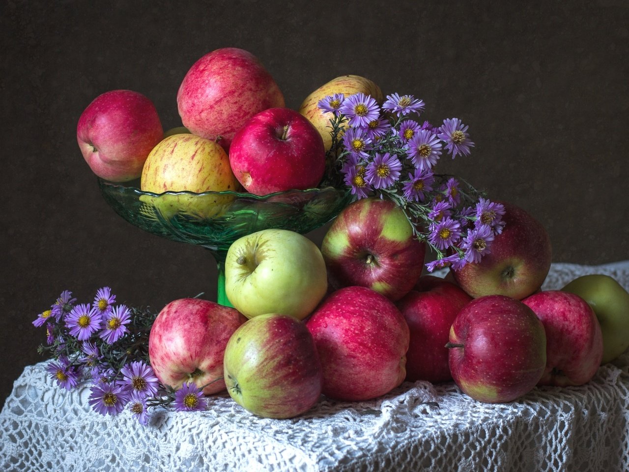 Обои цветы, фрукты, яблоки, осень, плоды, астра, татарская, flowers, fruit, apples, autumn, astra, tatar разрешение 2100x1369 Загрузить