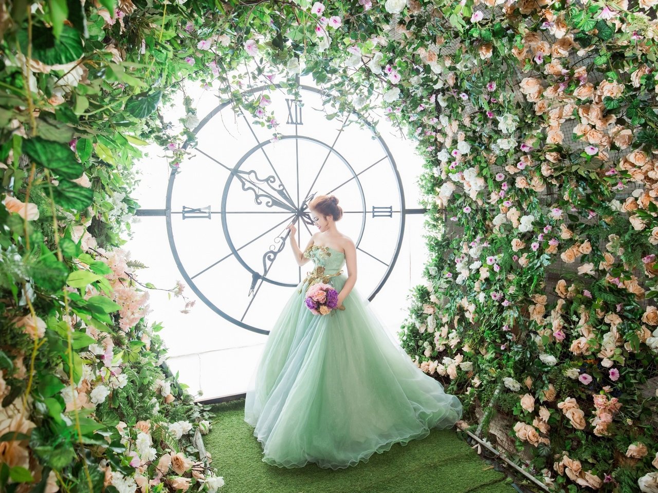 Обои цветы, девушка, платье, часы, азиатка, flowers, girl, dress, watch, asian разрешение 2560x1600 Загрузить