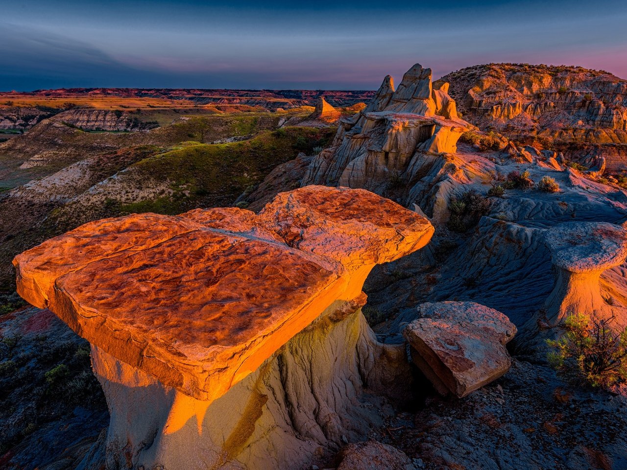 Обои скалы, камни, закат, каньон, сша, theodore roosevelt national park, rocks, stones, sunset, canyon, usa разрешение 2880x1922 Загрузить