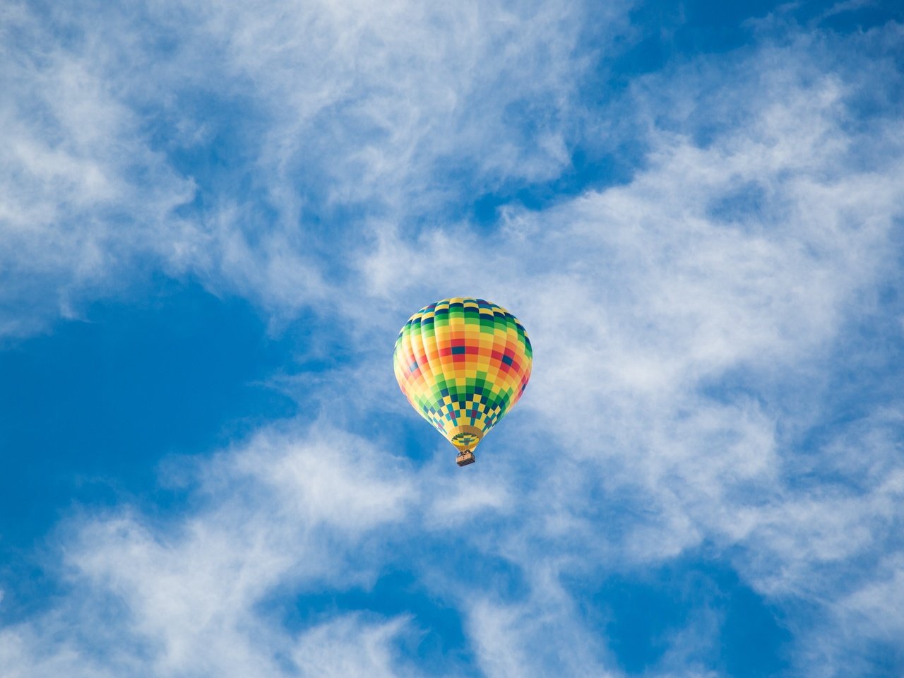 Обои небо, облака, полет, воздушный шар, голубое, the sky, clouds, flight, balloon, blue разрешение 2880x1800 Загрузить