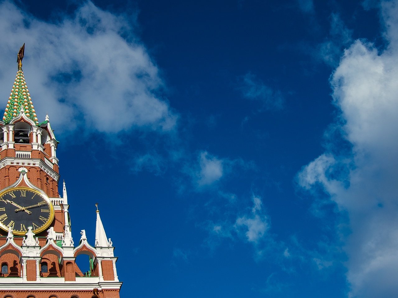 Обои небо, облака, москва, кремль, россия, архитектура, the sky, clouds, moscow, the kremlin, russia, architecture разрешение 2880x1800 Загрузить