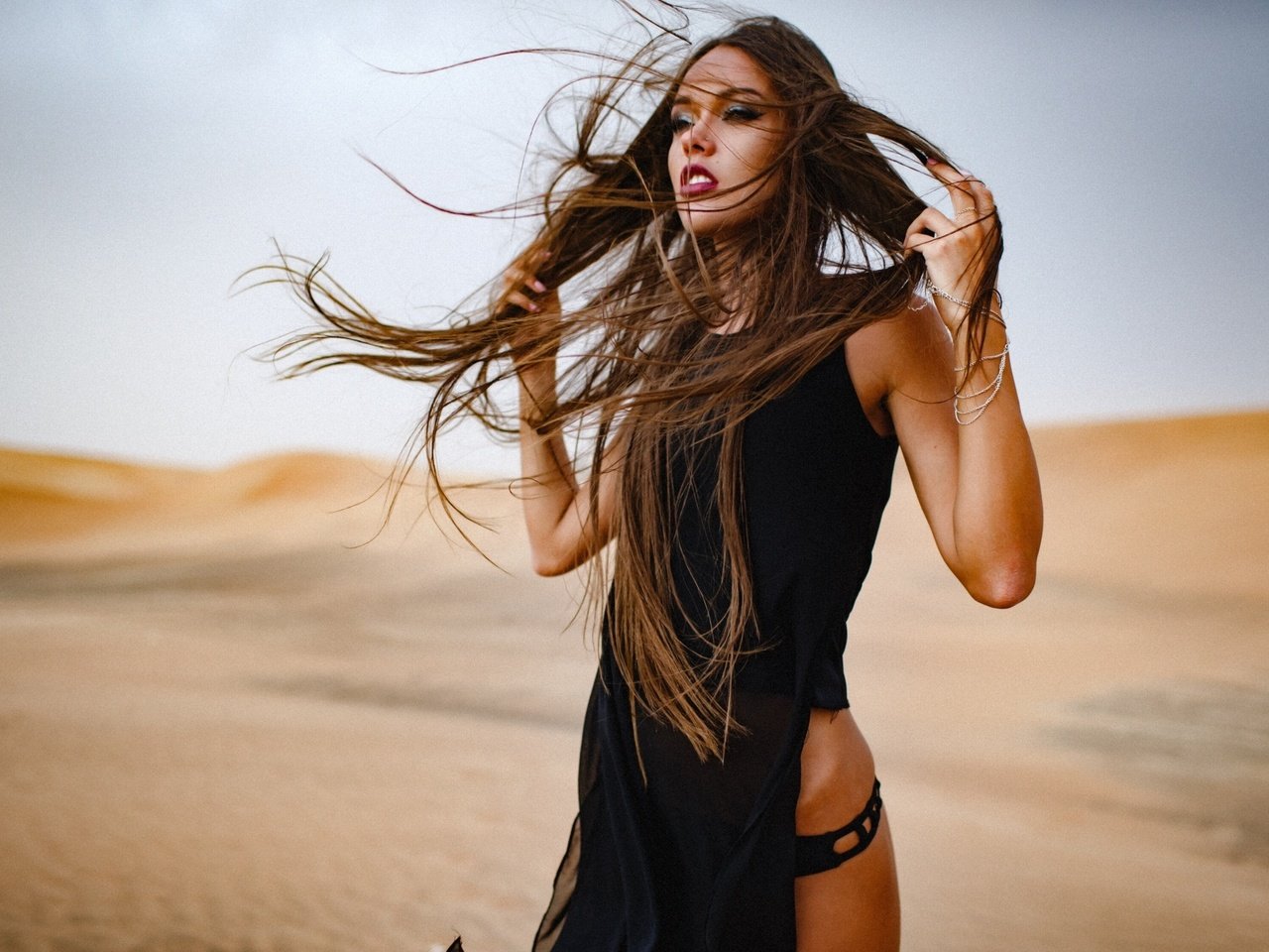 Обои настроение, песок, пустыня, модель, волосы, ветер, natali danish, mood, sand, desert, model, hair, the wind разрешение 2903x1800 Загрузить