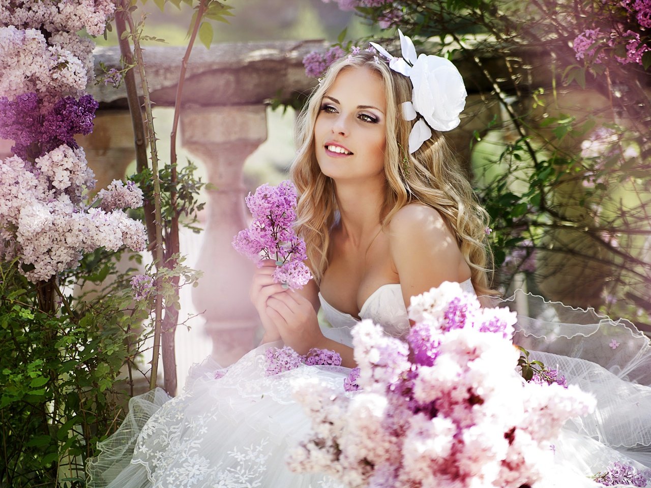 https://wallbox.ru/resize/1280x960/wallpapers/main2/201647/bouguet-of-flowers-veils-bride-wedding-joy-girl-smile.jpg