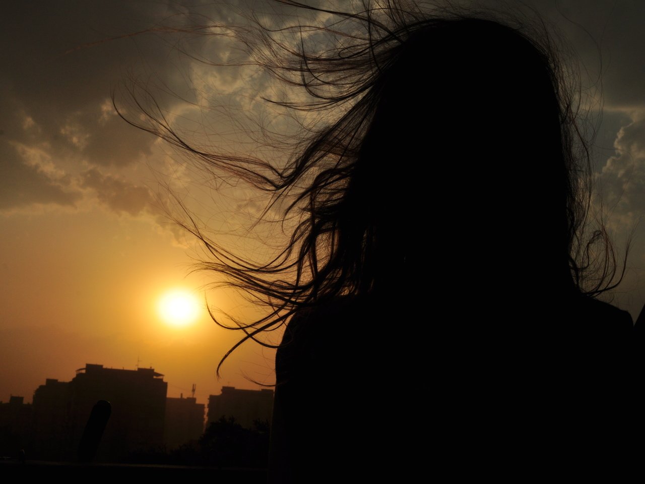 Обои небо, закат, девушка, пейзаж, волосы, ветер, the sky, sunset, girl, landscape, hair, the wind разрешение 4288x2848 Загрузить