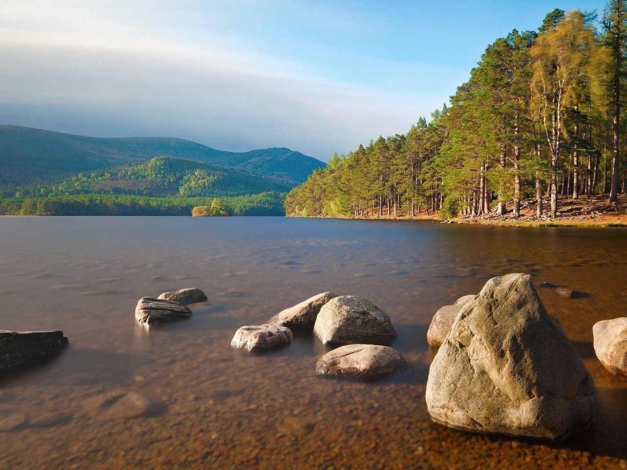 Обои вода, озеро, камни, берег, лес, отмель, water, lake, stones, shore, forest, shoal разрешение 1920x1080 Загрузить