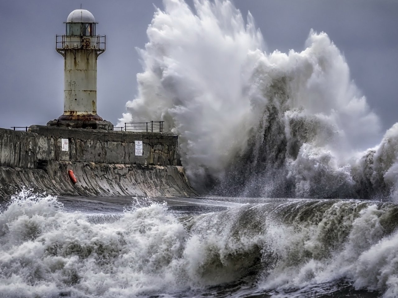 Обои море, маяк, волна, шторм, sea, lighthouse, wave, storm разрешение 2047x1265 Загрузить