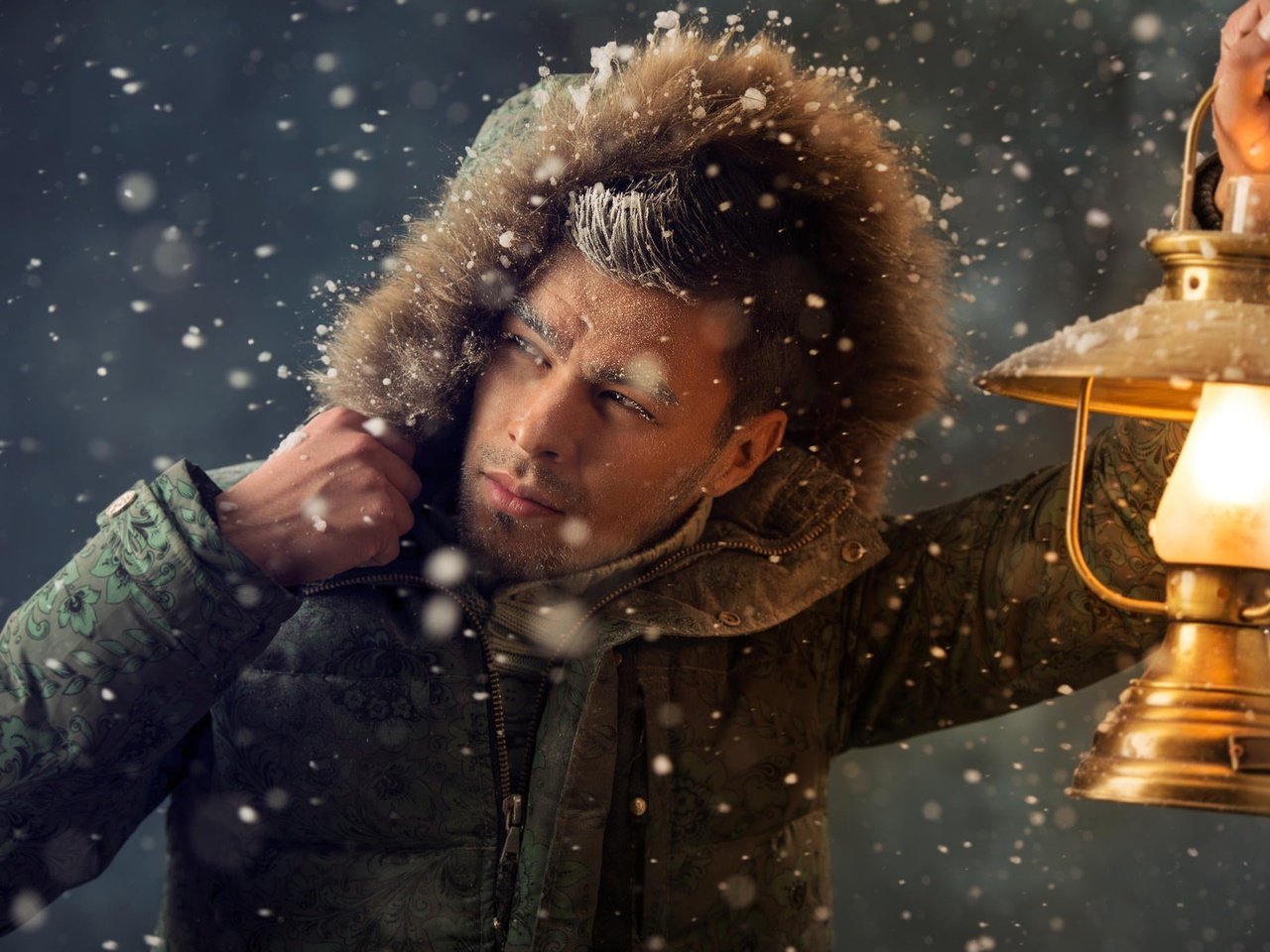 Обои снег, зима, иней, лампа, фонарь, мужчина, куртка, капюшон, snow, winter, frost, lamp, lantern, male, jacket, hood разрешение 2048x1363 Загрузить