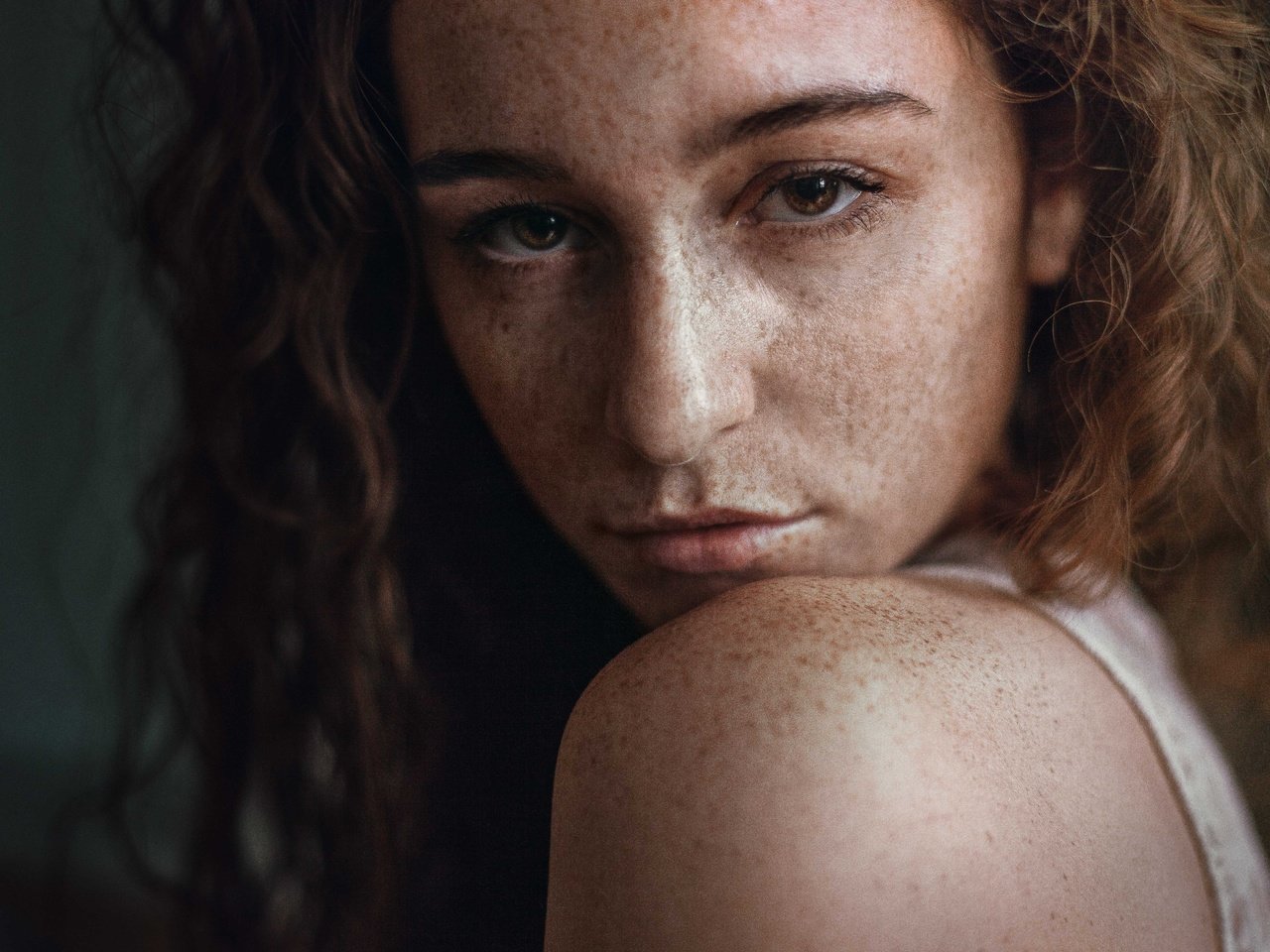 Обои девушка, плечо, веснушки, кареглазая, girl, shoulder, freckles, brown-eyed разрешение 5467x3645 Загрузить