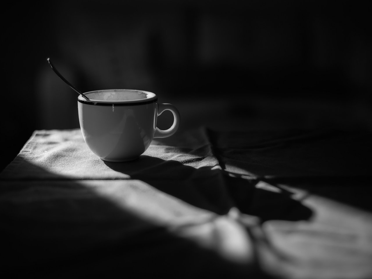 Обои кофе, чёрно-белое, чашка, ложка, coffee, black and white, cup, spoon разрешение 2048x1363 Загрузить