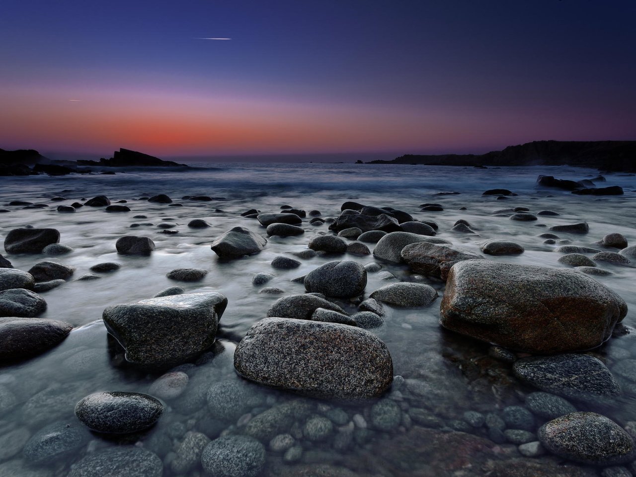 Обои камни, берег, море, рассвет, сумерки, stones, shore, sea, dawn, twilight разрешение 2048x1365 Загрузить