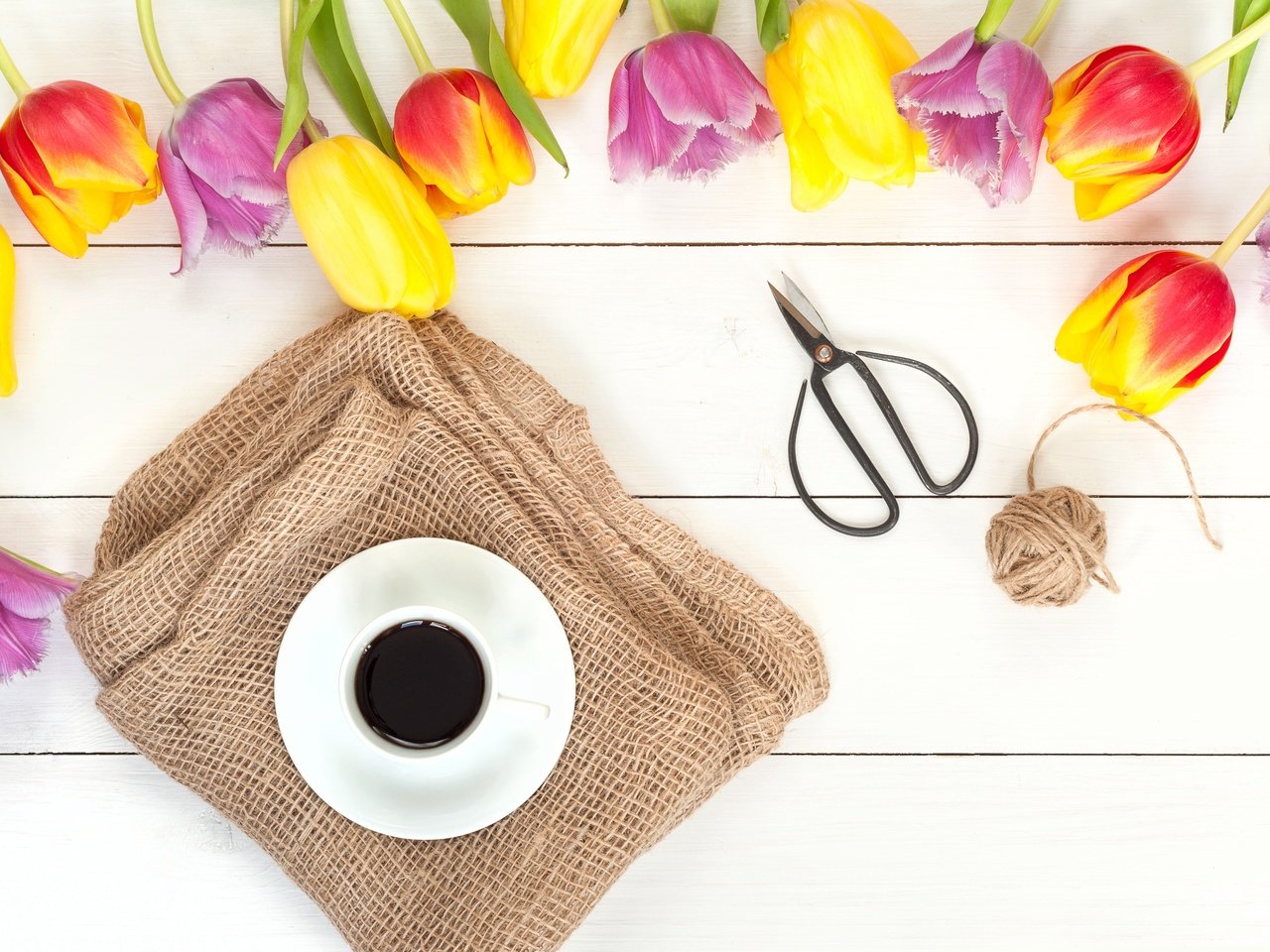 Обои парное, цветы, весенние, кофе, красочная, весна, coffee cup, тюльпаны, дерева, красива, тульпаны,  цветы, яркая, fresh, flowers, coffee, colorful, spring, tulips, wood, beautiful, bright разрешение 4278x2831 Загрузить