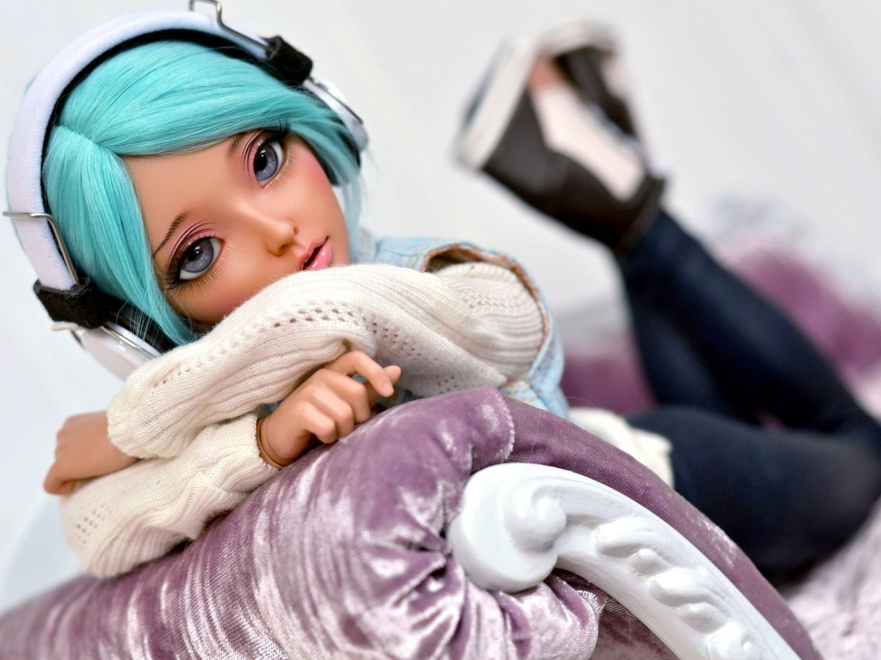 Обои девушка, взгляд, наушники, кукла, волосы, лицо, girl, look, headphones, doll, hair, face разрешение 2048x1365 Загрузить