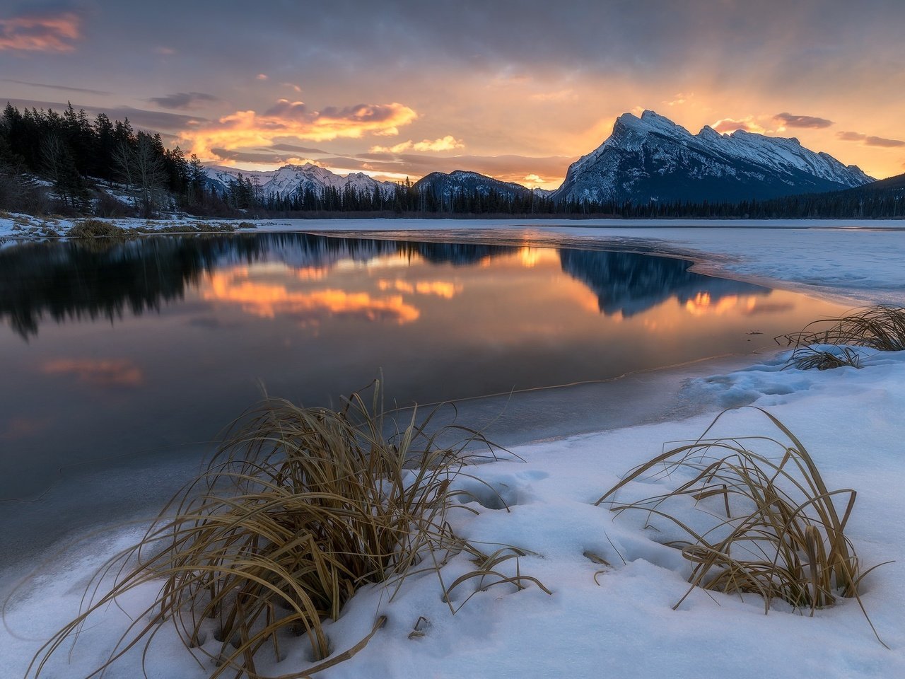 Обои озеро, горы, закат, зима, отражение, lake, mountains, sunset, winter, reflection разрешение 2048x1285 Загрузить