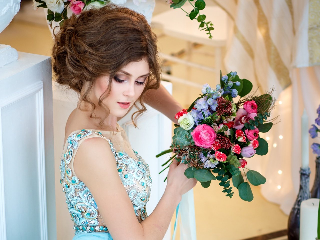 Обои цветы, девушка, платье, букет, макияж, прическа, шатенка, flowers, girl, dress, bouquet, makeup, hairstyle, brown hair разрешение 3000x2000 Загрузить