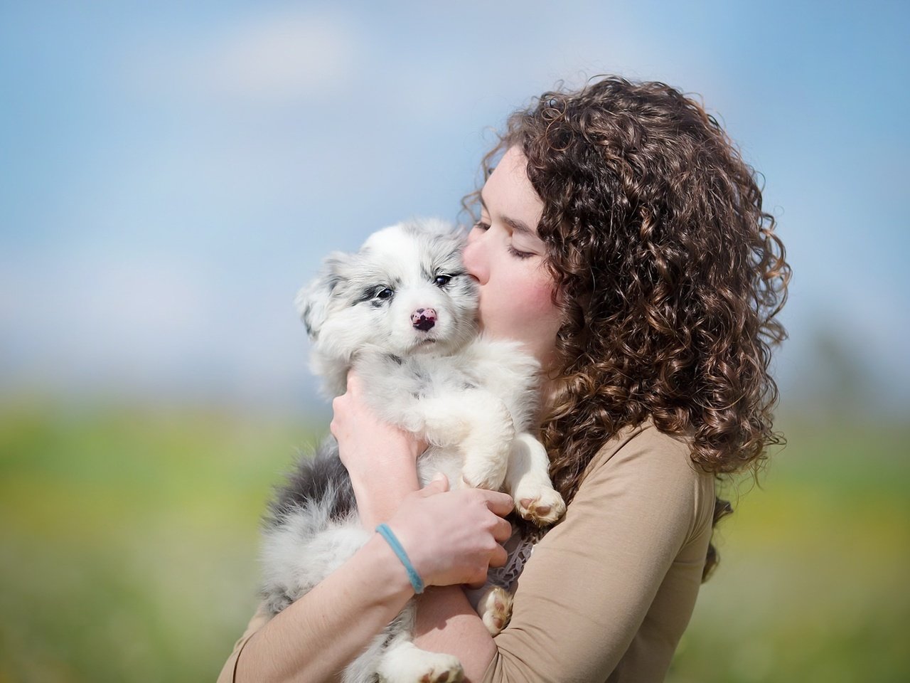 Обои девушка, настроение, портрет, собака, щенок, кудри, лицо, girl, mood, portrait, dog, puppy, curls, face разрешение 2048x1181 Загрузить