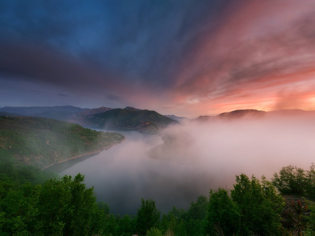 Обои свет, вечер, река, горы, природа, утро, туман, light, the evening, river, mountains, nature, morning, fog разрешение 2048x1463 Загрузить