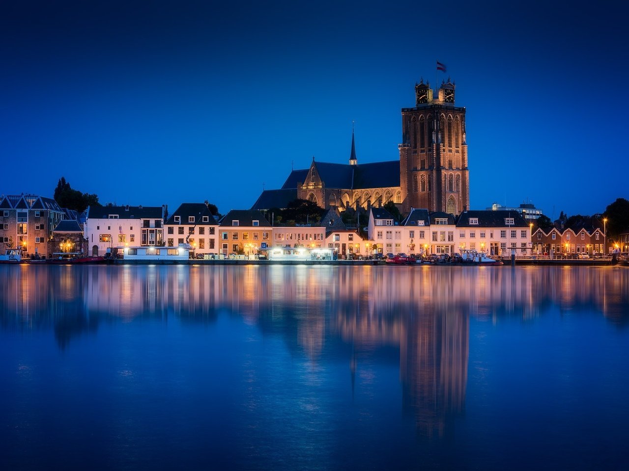 Обои ночь, огни, река, церковь, нидерланды, голландия, night, lights, river, church, netherlands, holland разрешение 2048x1365 Загрузить