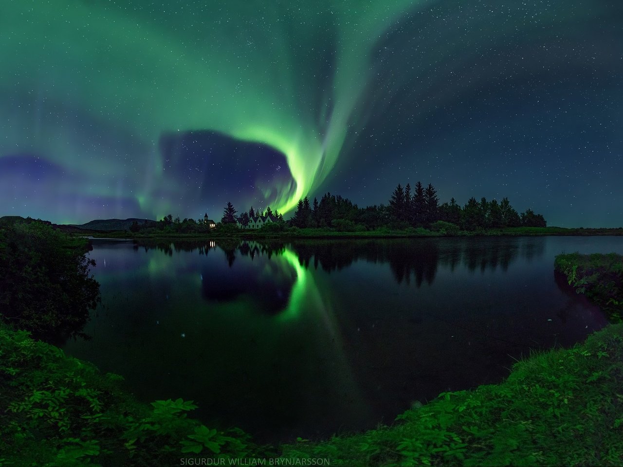 Обои ночь, озеро, река, отражение, звезды, северное сияние, дома, night, lake, river, reflection, stars, northern lights, home разрешение 2048x1308 Загрузить