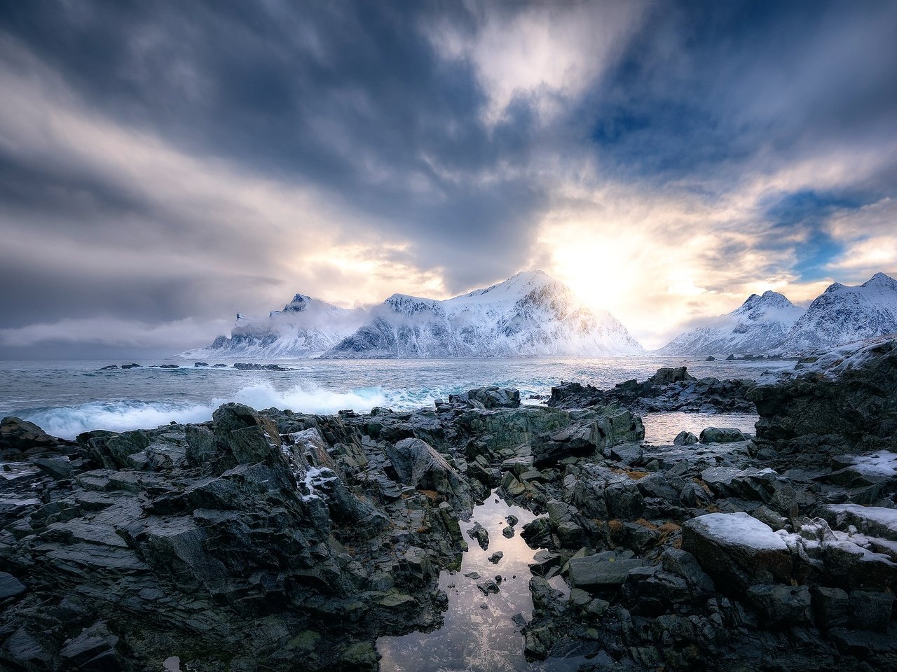 Обои горы, камни, прибой, норвегия, winter in mordor, mountains, stones, surf, norway разрешение 2048x1152 Загрузить