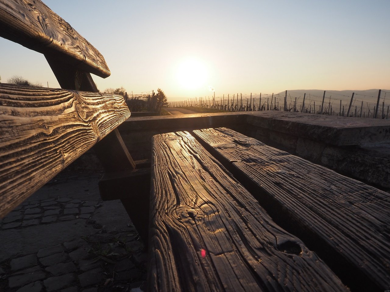 Обои небо, солнце, доски, скамейка, скамья, the sky, the sun, board, bench разрешение 2048x1536 Загрузить