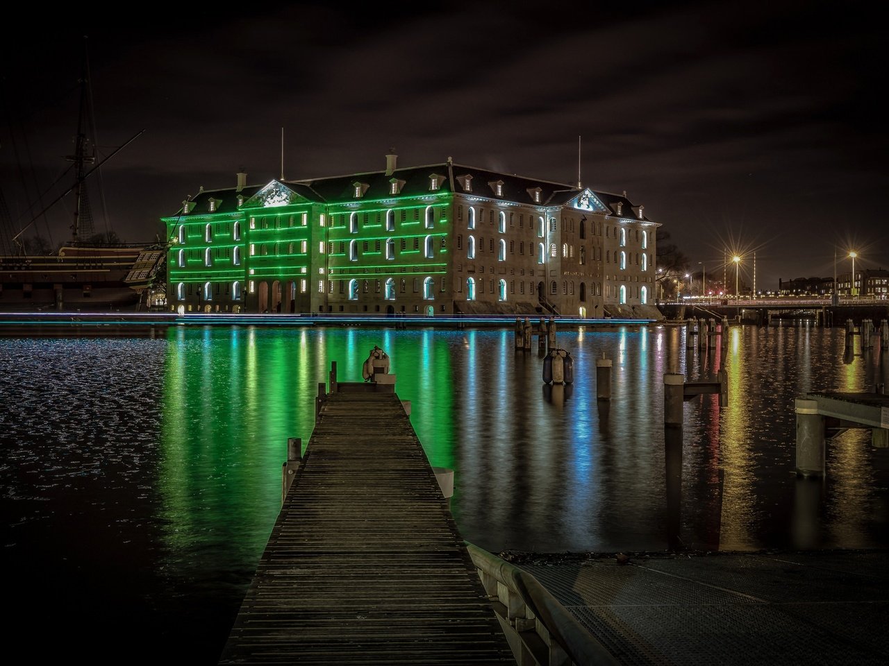 Обои ночь, огни, нидерланды, амстердам, музей судноплавства, night, lights, netherlands, amsterdam, museum sudnoplavstva разрешение 2048x1365 Загрузить