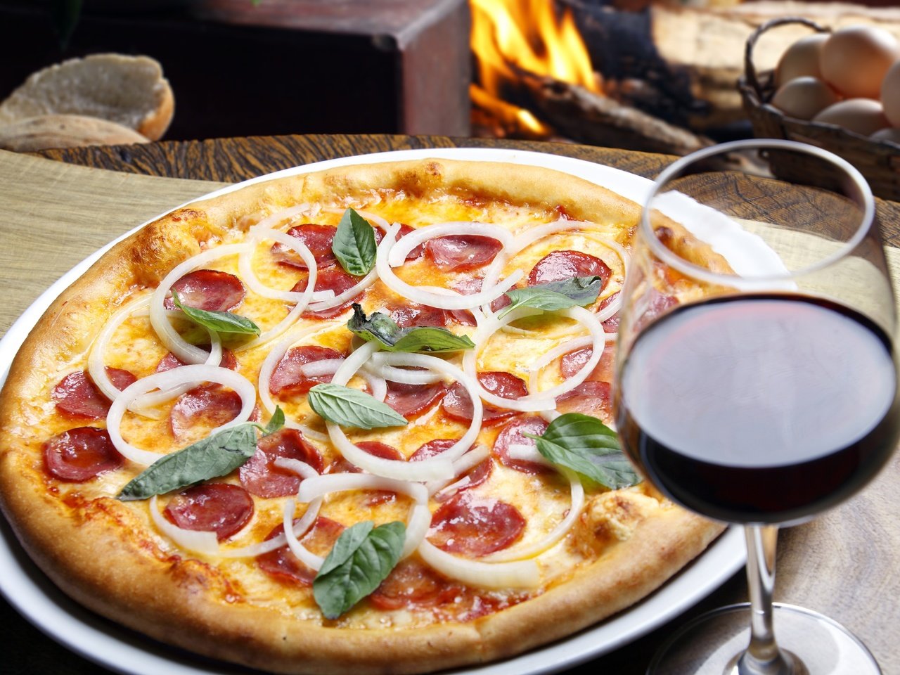 Обои огонь, лук, сыр, вино, колбаса, пицца, fire, bow, cheese, wine, sausage, pizza разрешение 4500x3390 Загрузить