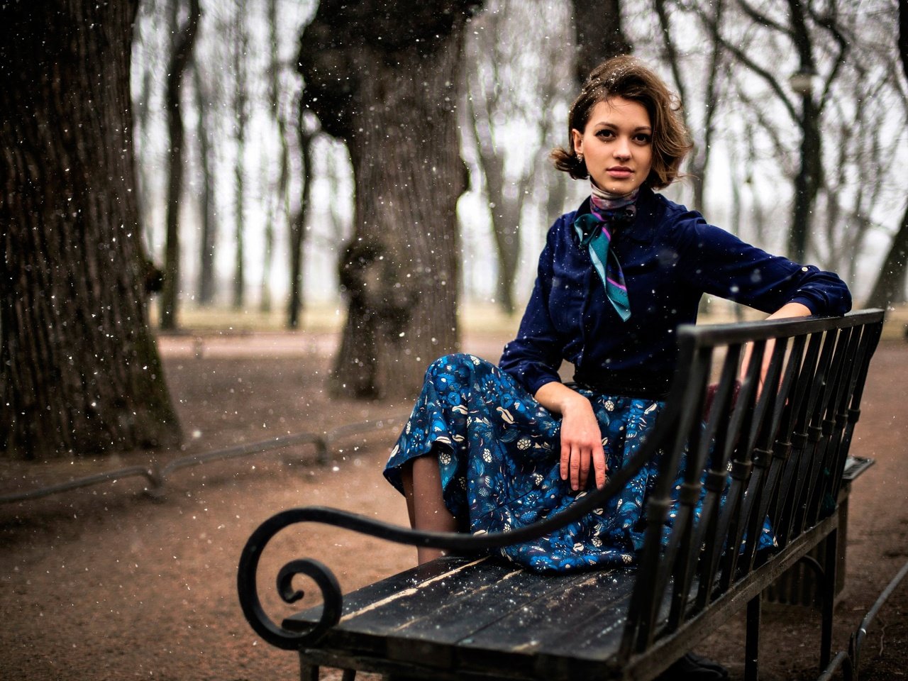 Обои девушка, парк, платье, взгляд, волосы, скамья, girl, park, dress, look, hair, bench разрешение 2448x1633 Загрузить