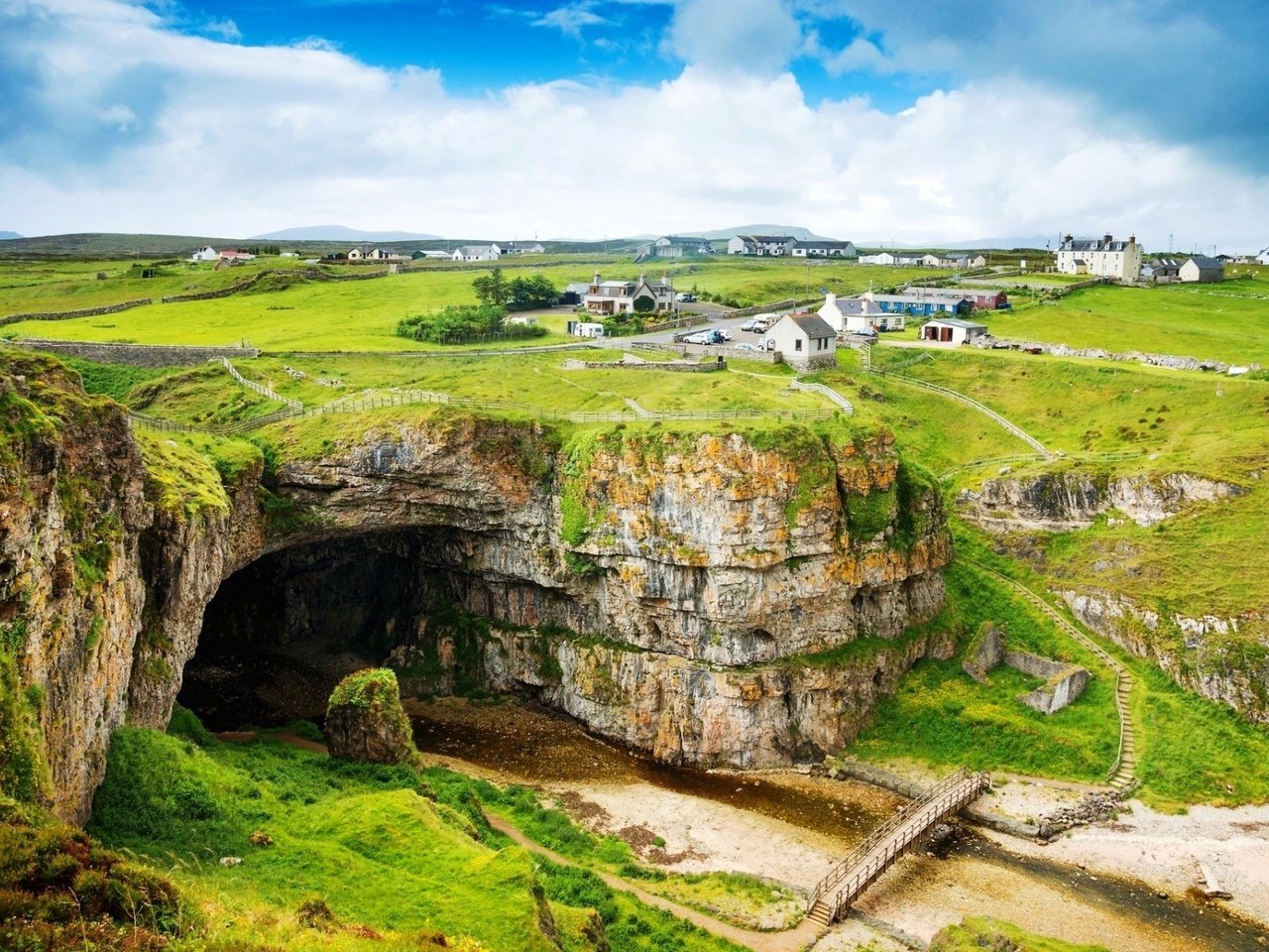 Обои небо, облака, поле, луг, пещера, шотландия, the sky, clouds, field, meadow, cave, scotland разрешение 1920x1200 Загрузить