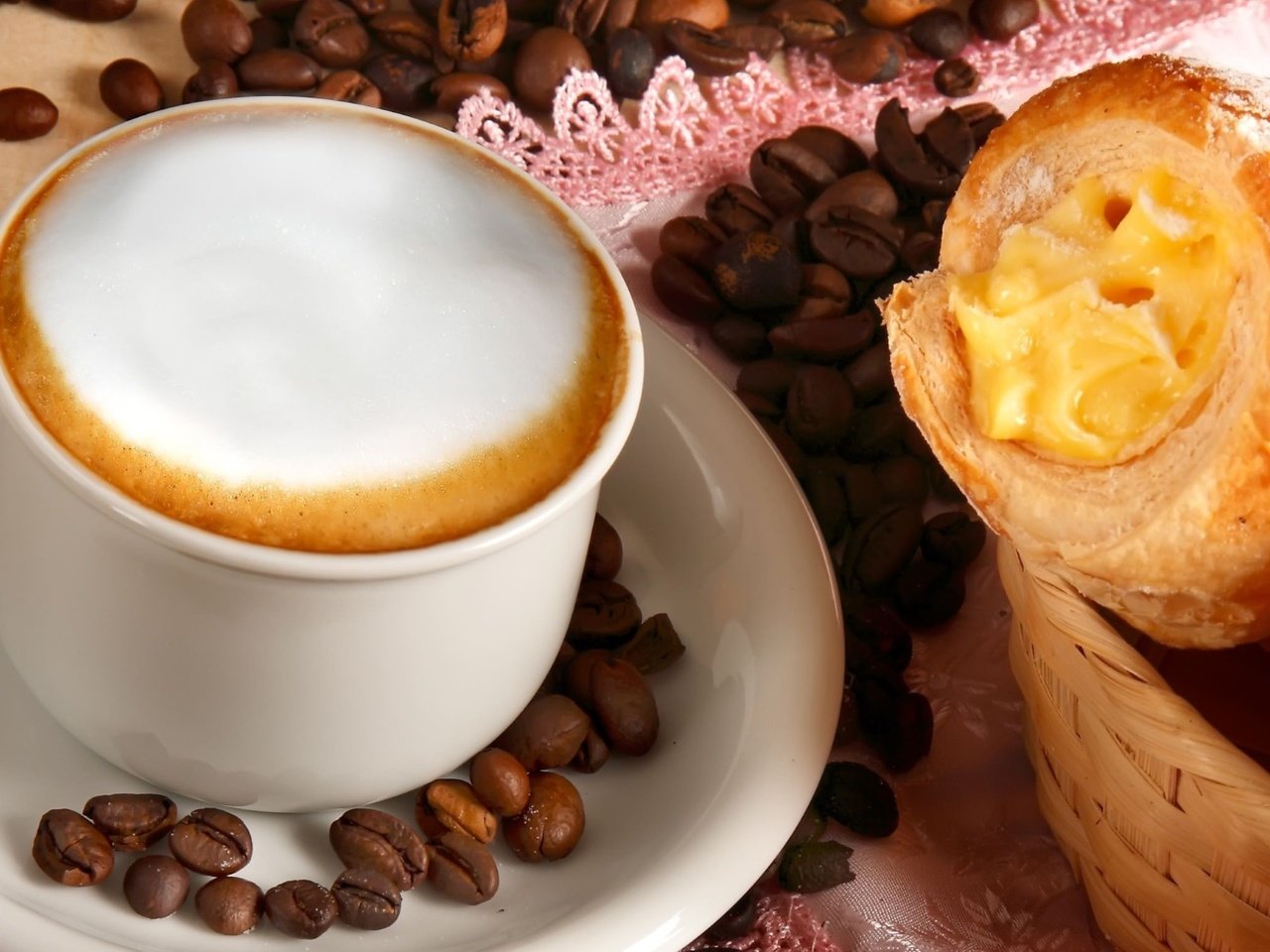 Обои зерна, кофе, чашка, капучино, пенка, пирожное, круассан, grain, coffee, cup, cappuccino, foam, cake, croissant разрешение 2100x1190 Загрузить