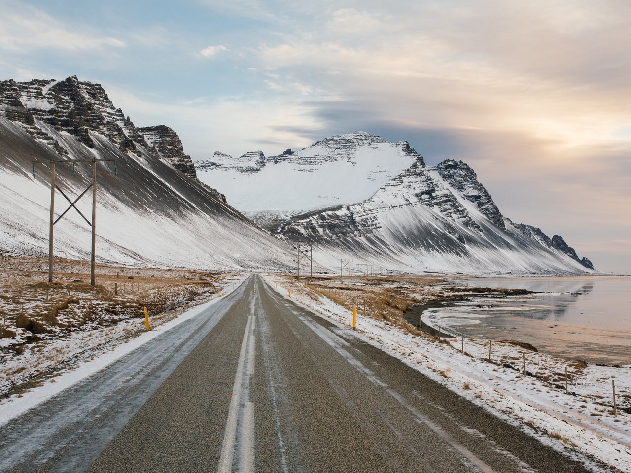 Обои дорога, облака, озеро, горы, зима, road, clouds, lake, mountains, winter разрешение 2048x1365 Загрузить