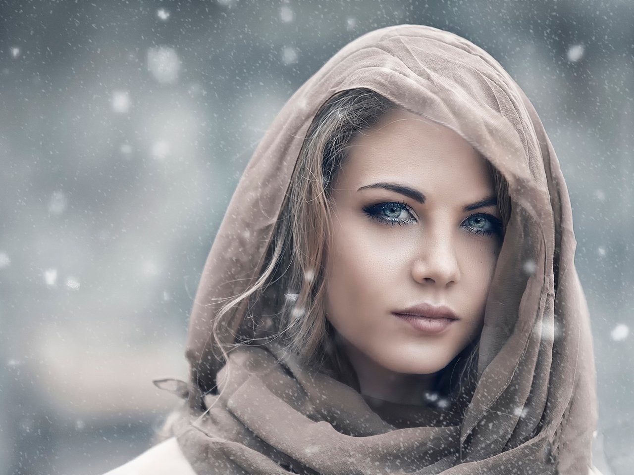 Обои глаза, девушка, портрет, взгляд, волосы, лицо, платок, eyes, girl, portrait, look, hair, face, shawl разрешение 2048x1365 Загрузить