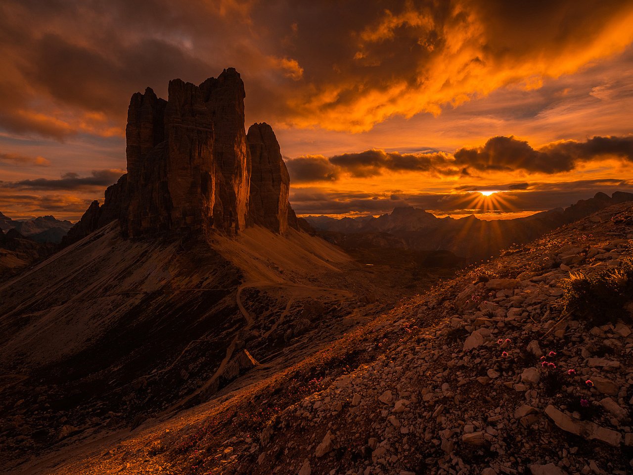 Обои небо, облака, горы, солнце, камни, закат, доломитовые альпы, the sky, clouds, mountains, the sun, stones, sunset, the dolomites разрешение 2048x1367 Загрузить