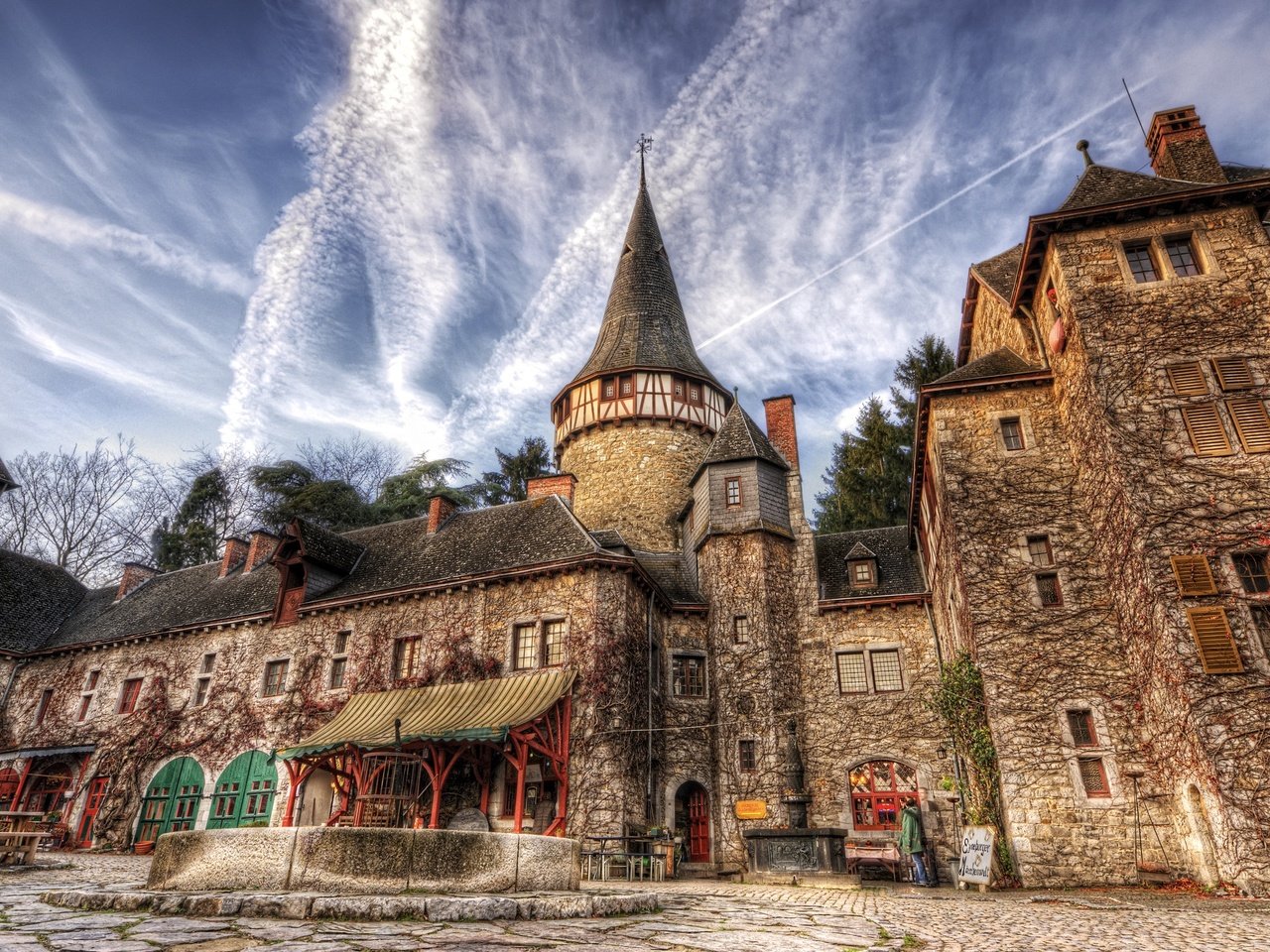 Обои небо, облака, двор, румыния, corvin castle, the sky, clouds, yard, romania разрешение 2560x1598 Загрузить