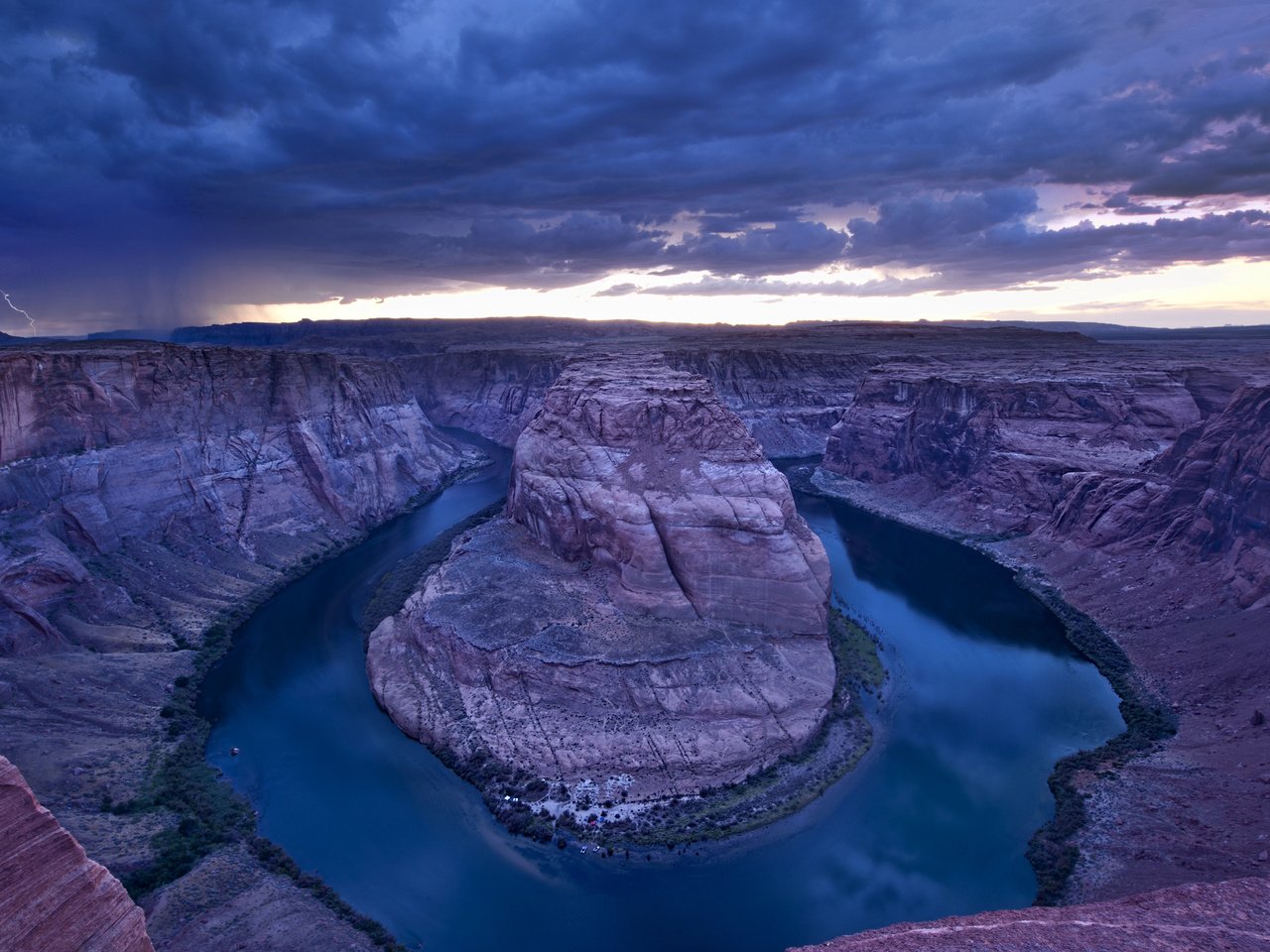 Обои небо, вечер, река, скалы, молния, каньон, grand canyon, река колорадо, каньон подкова, the sky, the evening, river, rocks, lightning, canyon, the colorado river разрешение 2560x1600 Загрузить