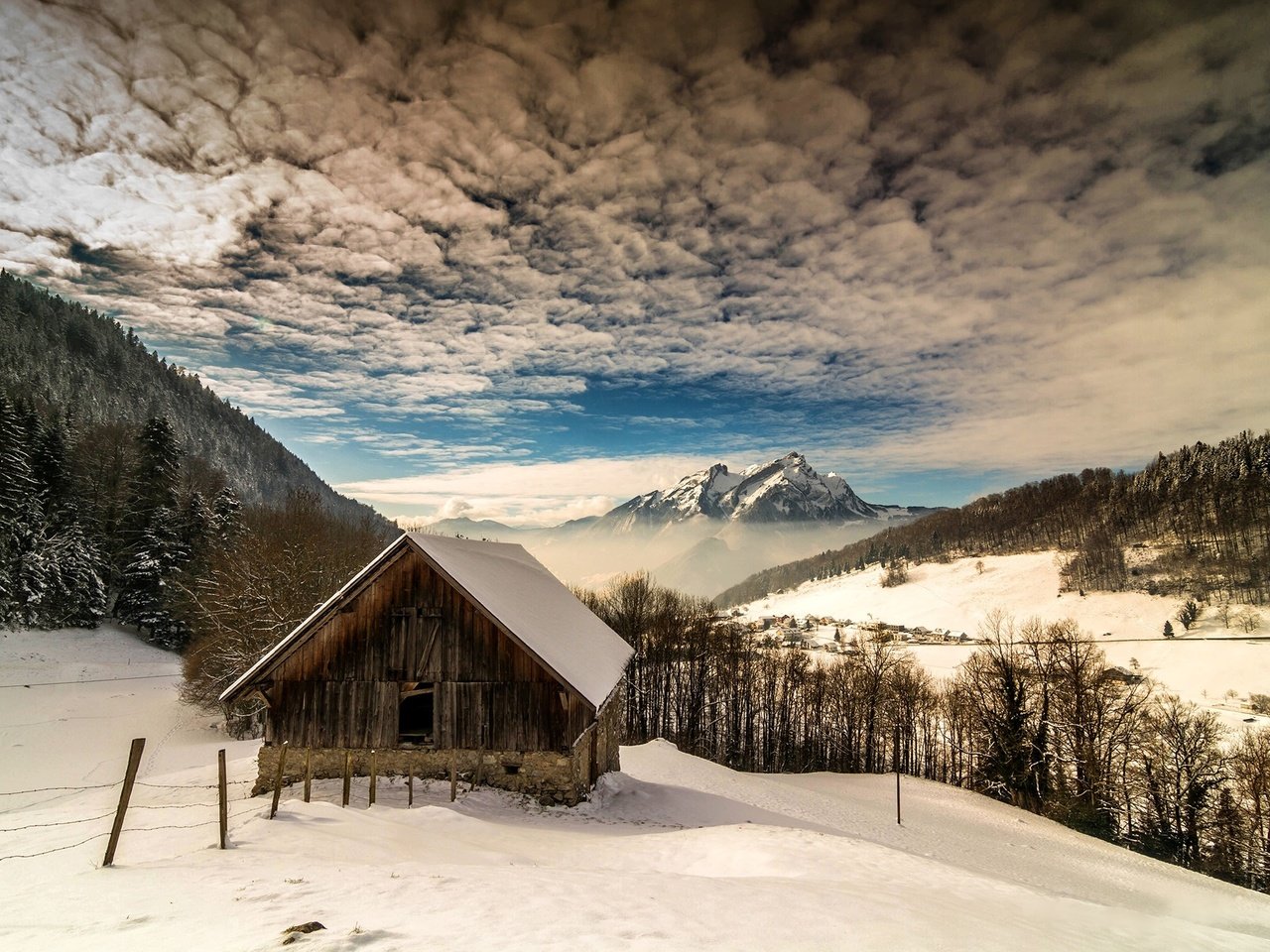 Обои облака, деревья, горы, снег, зима, пейзаж, дом, clouds, trees, mountains, snow, winter, landscape, house разрешение 2100x1400 Загрузить