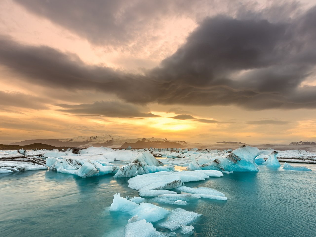 Обои облака, река, горы, закат, лёд, clouds, river, mountains, sunset, ice разрешение 2047x1237 Загрузить