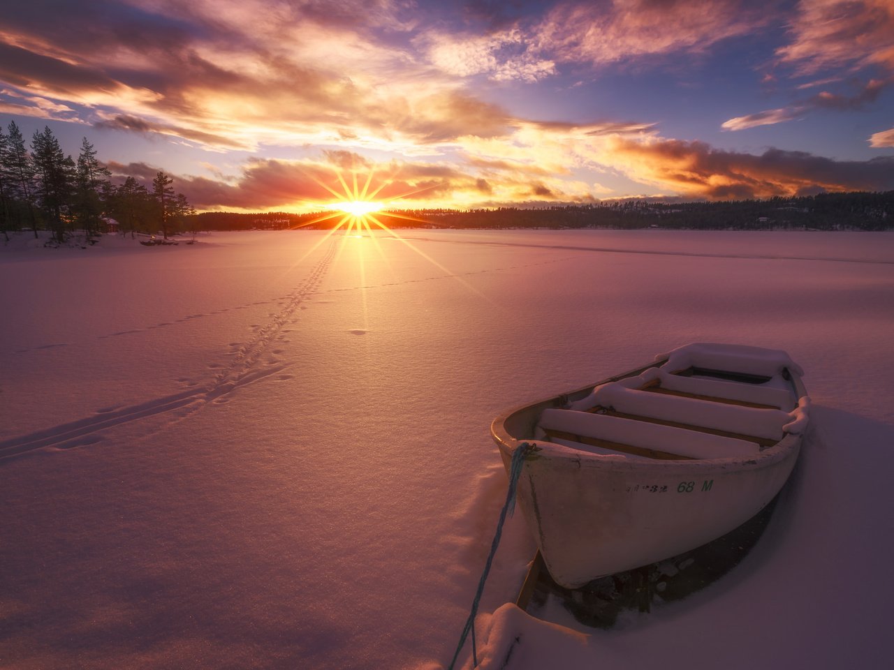 Обои озеро, солнце, снег, закат, зима, лучи, лодка, следы, lake, the sun, snow, sunset, winter, rays, boat, traces разрешение 2048x1367 Загрузить