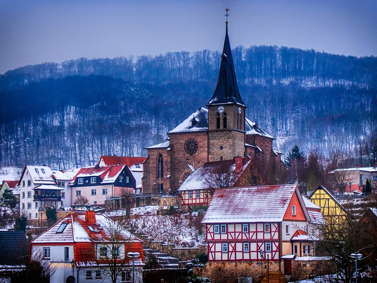 Обои зима, пейзаж, дома, церковь, германия, тюрингия, winter, landscape, home, church, germany, thuringia разрешение 2880x1920 Загрузить