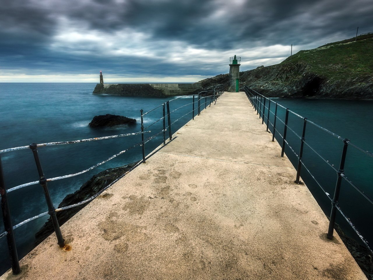 Обои берег, тучи, море, маяк, мост, shore, clouds, sea, lighthouse, bridge разрешение 2048x1219 Загрузить